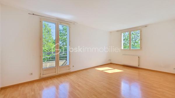Dès l’entrée, vous serez séduit par son spacieux salon de 20 m² baigné de lumière naturelle, créant une atmosphère chaleureuse et conviviale. Celui-ci bénéficie d’un balcon agréable, idéal pour profiter des beaux jours et des moments de détente.

La cuisine séparée avec son cellier attenant offre un véritable confort au quotidien ainsi qu’un beau potentiel d’aménagement avec la possibilité de l’ouvrir sur le séjour afin de créer une grande pièce de vie moderne et conviviale.

L’espace nuit se compose d’une chambre confortable disposant également de son propre balcon privatif, apportant luminosité et confort supplémentaire, ainsi qu’une salle de bain fonctionnelle.

Un box complète ce bien, un véritable atout pour le stationnement et le rangement.

À proximité immédiate, vous profiterez de toutes les commodités nécessaires au quotidien : commerces, écoles, transports, services, espaces verts et accès rapides aux principaux axes et à la gare RER.
Un appartement idéal pour un premier achat, un investissement ou pour toute personne recherchant un bien confortable et pratique au quotidien.

Une visite s’impose !