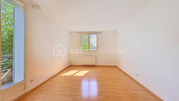 Dès l’entrée, vous serez séduit par son spacieux salon de 20 m² baigné de lumière naturelle, créant une atmosphère chaleureuse et conviviale. Celui-ci bénéficie d’un balcon agréable, idéal pour profiter des beaux jours et des moments de détente.

La cuisine séparée avec son cellier attenant offre un véritable confort au quotidien ainsi qu’un beau potentiel d’aménagement avec la possibilité de l’ouvrir sur le séjour afin de créer une grande pièce de vie moderne et conviviale.

L’espace nuit se compose d’une chambre confortable disposant également de son propre balcon privatif, apportant luminosité et confort supplémentaire, ainsi qu’une salle de bain fonctionnelle.

Un box complète ce bien, un véritable atout pour le stationnement et le rangement.

À proximité immédiate, vous profiterez de toutes les commodités nécessaires au quotidien : commerces, écoles, transports, services, espaces verts et accès rapides aux principaux axes et à la gare RER.
Un appartement idéal pour un premier achat, un investissement ou pour toute personne recherchant un bien confortable et pratique au quotidien.

Une visite s’impose !