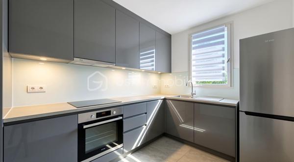 Dès l’entrée, vous serez séduit par son spacieux salon de 20 m² baigné de lumière naturelle, créant une atmosphère chaleureuse et conviviale. Celui-ci bénéficie d’un balcon agréable, idéal pour profiter des beaux jours et des moments de détente.

La cuisine séparée avec son cellier attenant offre un véritable confort au quotidien ainsi qu’un beau potentiel d’aménagement avec la possibilité de l’ouvrir sur le séjour afin de créer une grande pièce de vie moderne et conviviale.

L’espace nuit se compose d’une chambre confortable disposant également de son propre balcon privatif, apportant luminosité et confort supplémentaire, ainsi qu’une salle de bain fonctionnelle.

Un box complète ce bien, un véritable atout pour le stationnement et le rangement.

À proximité immédiate, vous profiterez de toutes les commodités nécessaires au quotidien : commerces, écoles, transports, services, espaces verts et accès rapides aux principaux axes et à la gare RER.
Un appartement idéal pour un premier achat, un investissement ou pour toute personne recherchant un bien confortable et pratique au quotidien.

Une visite s’impose !