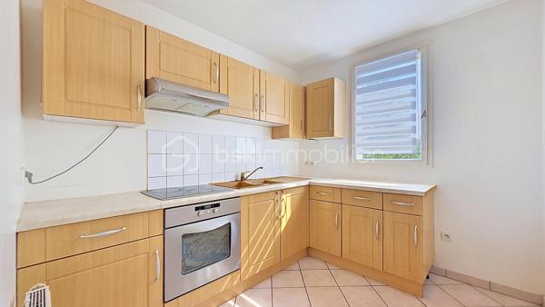 Dès l’entrée, vous serez séduit par son spacieux salon de 20 m² baigné de lumière naturelle, créant une atmosphère chaleureuse et conviviale. Celui-ci bénéficie d’un balcon agréable, idéal pour profiter des beaux jours et des moments de détente.

La cuisine séparée avec son cellier attenant offre un véritable confort au quotidien ainsi qu’un beau potentiel d’aménagement avec la possibilité de l’ouvrir sur le séjour afin de créer une grande pièce de vie moderne et conviviale.

L’espace nuit se compose d’une chambre confortable disposant également de son propre balcon privatif, apportant luminosité et confort supplémentaire, ainsi qu’une salle de bain fonctionnelle.

Un box complète ce bien, un véritable atout pour le stationnement et le rangement.

À proximité immédiate, vous profiterez de toutes les commodités nécessaires au quotidien : commerces, écoles, transports, services, espaces verts et accès rapides aux principaux axes et à la gare RER.
Un appartement idéal pour un premier achat, un investissement ou pour toute personne recherchant un bien confortable et pratique au quotidien.

Une visite s’impose !