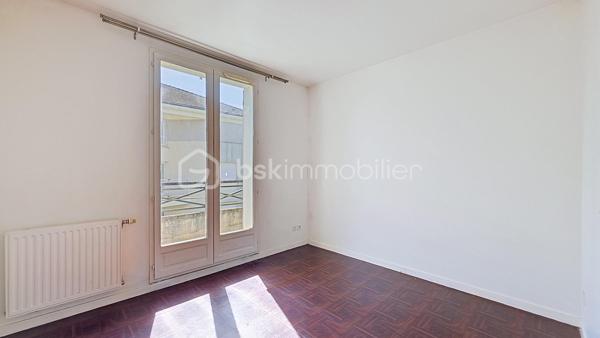 Dès l’entrée, vous serez séduit par son spacieux salon de 20 m² baigné de lumière naturelle, créant une atmosphère chaleureuse et conviviale. Celui-ci bénéficie d’un balcon agréable, idéal pour profiter des beaux jours et des moments de détente.

La cuisine séparée avec son cellier attenant offre un véritable confort au quotidien ainsi qu’un beau potentiel d’aménagement avec la possibilité de l’ouvrir sur le séjour afin de créer une grande pièce de vie moderne et conviviale.

L’espace nuit se compose d’une chambre confortable disposant également de son propre balcon privatif, apportant luminosité et confort supplémentaire, ainsi qu’une salle de bain fonctionnelle.

Un box complète ce bien, un véritable atout pour le stationnement et le rangement.

À proximité immédiate, vous profiterez de toutes les commodités nécessaires au quotidien : commerces, écoles, transports, services, espaces verts et accès rapides aux principaux axes et à la gare RER.
Un appartement idéal pour un premier achat, un investissement ou pour toute personne recherchant un bien confortable et pratique au quotidien.

Une visite s’impose !