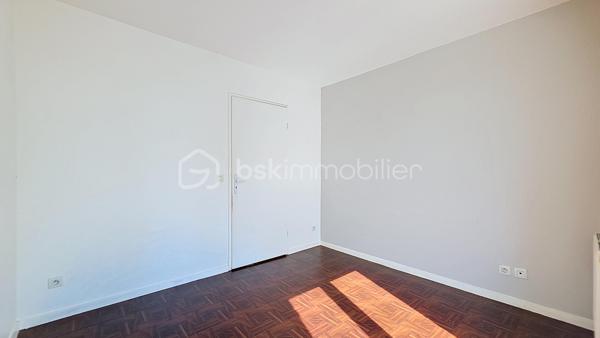 Dès l’entrée, vous serez séduit par son spacieux salon de 20 m² baigné de lumière naturelle, créant une atmosphère chaleureuse et conviviale. Celui-ci bénéficie d’un balcon agréable, idéal pour profiter des beaux jours et des moments de détente.

La cuisine séparée avec son cellier attenant offre un véritable confort au quotidien ainsi qu’un beau potentiel d’aménagement avec la possibilité de l’ouvrir sur le séjour afin de créer une grande pièce de vie moderne et conviviale.

L’espace nuit se compose d’une chambre confortable disposant également de son propre balcon privatif, apportant luminosité et confort supplémentaire, ainsi qu’une salle de bain fonctionnelle.

Un box complète ce bien, un véritable atout pour le stationnement et le rangement.

À proximité immédiate, vous profiterez de toutes les commodités nécessaires au quotidien : commerces, écoles, transports, services, espaces verts et accès rapides aux principaux axes et à la gare RER.
Un appartement idéal pour un premier achat, un investissement ou pour toute personne recherchant un bien confortable et pratique au quotidien.

Une visite s’impose !