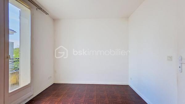 Dès l’entrée, vous serez séduit par son spacieux salon de 20 m² baigné de lumière naturelle, créant une atmosphère chaleureuse et conviviale. Celui-ci bénéficie d’un balcon agréable, idéal pour profiter des beaux jours et des moments de détente.

La cuisine séparée avec son cellier attenant offre un véritable confort au quotidien ainsi qu’un beau potentiel d’aménagement avec la possibilité de l’ouvrir sur le séjour afin de créer une grande pièce de vie moderne et conviviale.

L’espace nuit se compose d’une chambre confortable disposant également de son propre balcon privatif, apportant luminosité et confort supplémentaire, ainsi qu’une salle de bain fonctionnelle.

Un box complète ce bien, un véritable atout pour le stationnement et le rangement.

À proximité immédiate, vous profiterez de toutes les commodités nécessaires au quotidien : commerces, écoles, transports, services, espaces verts et accès rapides aux principaux axes et à la gare RER.
Un appartement idéal pour un premier achat, un investissement ou pour toute personne recherchant un bien confortable et pratique au quotidien.

Une visite s’impose !