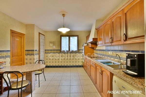 DECINES CHARPIEU maison 5 chambres 153m2, 1 grand sous-sol, terrain clos