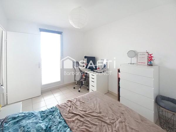 Appartement T4 avec grande terrasse, cellier, parking et jardin partagé.