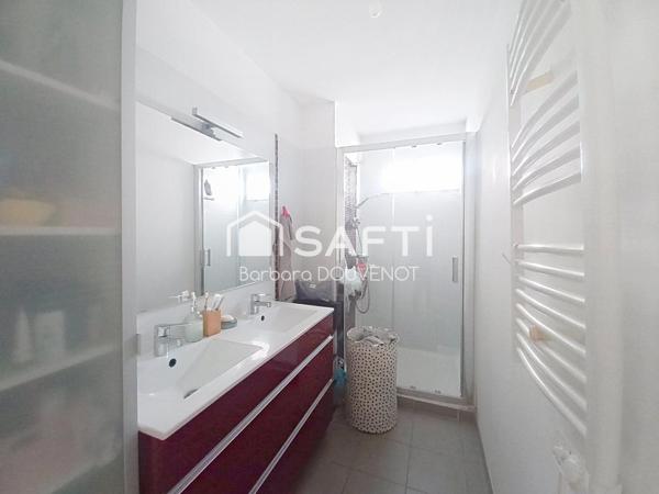 Appartement T4 avec grande terrasse, cellier, parking et jardin partagé.