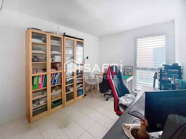 Appartement T4 avec grande terrasse, cellier, parking et jardin partagé.