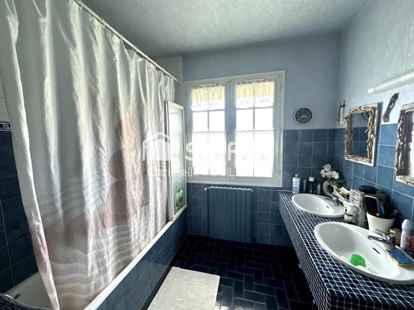 Maison 4 chambres, 2 SDB, jardin clos, garage