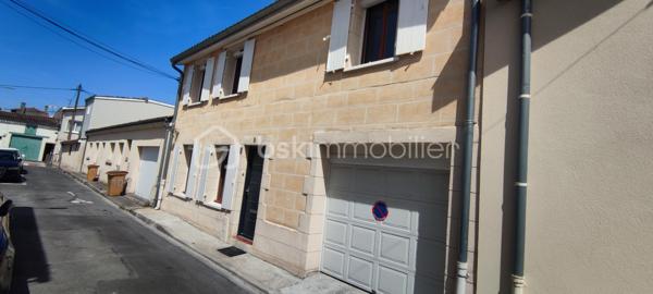 Idéalement située à proximité immédiate du lycée Max Linder, des BTS, de l'enseignement supérieur, CEFIL Centre de Formation de l'INSEE de l'IFSI (Institut de Formation en Soins Infirmiers), des commerces et des transports gratuits, cette maison constitue une excellente opportunité pour un investissement locatif à forte demande étudiante.
Maison récente de 2012 sans jardin, 72 m² habitables comprenant :
Pièce de vie avec cuisine ouverte de 29 m²
3 chambres à l’étage d'environ 10 m² chacune
1 chambre avec douche et lavabo privatifs
Salle de bain indépendante / 2 Toilettes séparés
Nombreux rangements à l'étage dans le couloir
Garage attenant de 15 m²
Prestations modernes :
Pompe à chaleur avec climatisation réversible dans chaque pièce
Télécommande individuelle par chambre
Volets roulants PVC électriques à énergie solaire
Aucun gros travaux à prévoir
Taxe foncière : 1 725 €/an
Prix : 197 800 €
Une configuration idéale pour de la colocation 3 chambres offrant un potentiel de rentabilité attractif dans un secteur où la demande locative reste soutenue.
Également pour habitation principale mais sans extérieur.