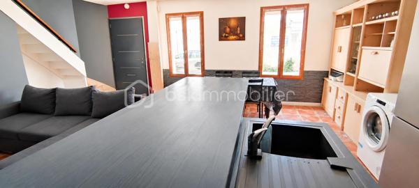 Idéalement située à proximité immédiate du lycée Max Linder, des BTS, de l'enseignement supérieur, CEFIL Centre de Formation de l'INSEE de l'IFSI (Institut de Formation en Soins Infirmiers), des commerces et des transports gratuits, cette maison constitue une excellente opportunité pour un investissement locatif à forte demande étudiante.
Maison récente de 2012 sans jardin, 72 m² habitables comprenant :
Pièce de vie avec cuisine ouverte de 29 m²
3 chambres à l’étage d'environ 10 m² chacune
1 chambre avec douche et lavabo privatifs
Salle de bain indépendante / 2 Toilettes séparés
Nombreux rangements à l'étage dans le couloir
Garage attenant de 15 m²
Prestations modernes :
Pompe à chaleur avec climatisation réversible dans chaque pièce
Télécommande individuelle par chambre
Volets roulants PVC électriques à énergie solaire
Aucun gros travaux à prévoir
Taxe foncière : 1 725 €/an
Prix : 197 800 €
Une configuration idéale pour de la colocation 3 chambres offrant un potentiel de rentabilité attractif dans un secteur où la demande locative reste soutenue.
Également pour habitation principale mais sans extérieur.