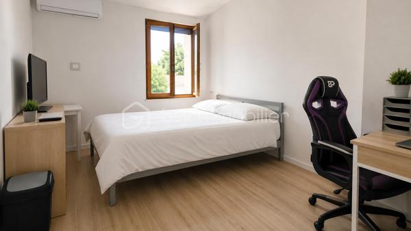 Idéalement située à proximité immédiate du lycée Max Linder, des BTS, de l'enseignement supérieur, CEFIL Centre de Formation de l'INSEE de l'IFSI (Institut de Formation en Soins Infirmiers), des commerces et des transports gratuits, cette maison constitue une excellente opportunité pour un investissement locatif à forte demande étudiante.
Maison récente de 2012 sans jardin, 72 m² habitables comprenant :
Pièce de vie avec cuisine ouverte de 29 m²
3 chambres à l’étage d'environ 10 m² chacune
1 chambre avec douche et lavabo privatifs
Salle de bain indépendante / 2 Toilettes séparés
Nombreux rangements à l'étage dans le couloir
Garage attenant de 15 m²
Prestations modernes :
Pompe à chaleur avec climatisation réversible dans chaque pièce
Télécommande individuelle par chambre
Volets roulants PVC électriques à énergie solaire
Aucun gros travaux à prévoir
Taxe foncière : 1 725 €/an
Prix : 197 800 €
Une configuration idéale pour de la colocation 3 chambres offrant un potentiel de rentabilité attractif dans un secteur où la demande locative reste soutenue.
Également pour habitation principale mais sans extérieur.