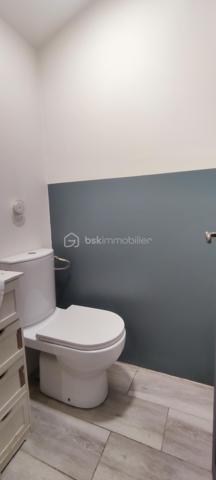 Idéalement située à proximité immédiate du lycée Max Linder, des BTS, de l'enseignement supérieur, CEFIL Centre de Formation de l'INSEE de l'IFSI (Institut de Formation en Soins Infirmiers), des commerces et des transports gratuits, cette maison constitue une excellente opportunité pour un investissement locatif à forte demande étudiante.
Maison récente de 2012 sans jardin, 72 m² habitables comprenant :
Pièce de vie avec cuisine ouverte de 29 m²
3 chambres à l’étage d'environ 10 m² chacune
1 chambre avec douche et lavabo privatifs
Salle de bain indépendante / 2 Toilettes séparés
Nombreux rangements à l'étage dans le couloir
Garage attenant de 15 m²
Prestations modernes :
Pompe à chaleur avec climatisation réversible dans chaque pièce
Télécommande individuelle par chambre
Volets roulants PVC électriques à énergie solaire
Aucun gros travaux à prévoir
Taxe foncière : 1 725 €/an
Prix : 197 800 €
Une configuration idéale pour de la colocation 3 chambres offrant un potentiel de rentabilité attractif dans un secteur où la demande locative reste soutenue.
Également pour habitation principale mais sans extérieur.