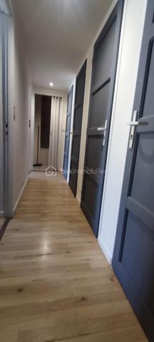 Idéalement située à proximité immédiate du lycée Max Linder, des BTS, de l'enseignement supérieur, CEFIL Centre de Formation de l'INSEE de l'IFSI (Institut de Formation en Soins Infirmiers), des commerces et des transports gratuits, cette maison constitue une excellente opportunité pour un investissement locatif à forte demande étudiante.
Maison récente de 2012 sans jardin, 72 m² habitables comprenant :
Pièce de vie avec cuisine ouverte de 29 m²
3 chambres à l’étage d'environ 10 m² chacune
1 chambre avec douche et lavabo privatifs
Salle de bain indépendante / 2 Toilettes séparés
Nombreux rangements à l'étage dans le couloir
Garage attenant de 15 m²
Prestations modernes :
Pompe à chaleur avec climatisation réversible dans chaque pièce
Télécommande individuelle par chambre
Volets roulants PVC électriques à énergie solaire
Aucun gros travaux à prévoir
Taxe foncière : 1 725 €/an
Prix : 197 800 €
Une configuration idéale pour de la colocation 3 chambres offrant un potentiel de rentabilité attractif dans un secteur où la demande locative reste soutenue.
Également pour habitation principale mais sans extérieur.