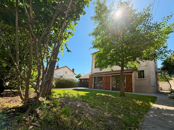 Maison pleine de charme de 231m² avec ses six chambres et son sublime jardin de 350m², à découvrir avec Dylan Jaya !