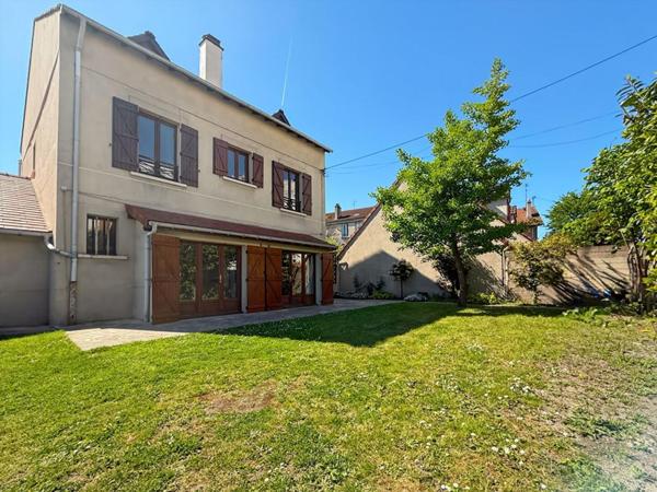 Maison pleine de charme de 231m² avec ses six chambres et son sublime jardin de 350m², à découvrir avec Dylan Jaya !