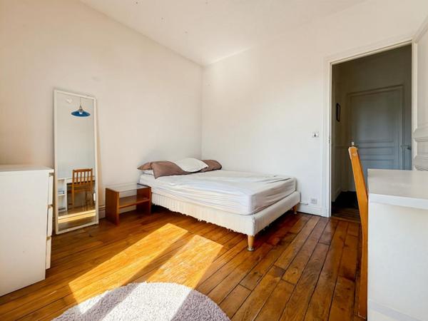 Maison pleine de charme de 231m² avec ses six chambres et son sublime jardin de 350m², à découvrir avec Dylan Jaya !