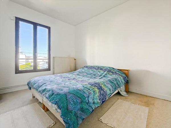 Maison pleine de charme de 231m² avec ses six chambres et son sublime jardin de 350m², à découvrir avec Dylan Jaya !