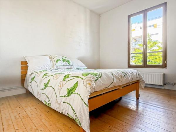 Maison pleine de charme de 231m² avec ses six chambres et son sublime jardin de 350m², à découvrir avec Dylan Jaya !