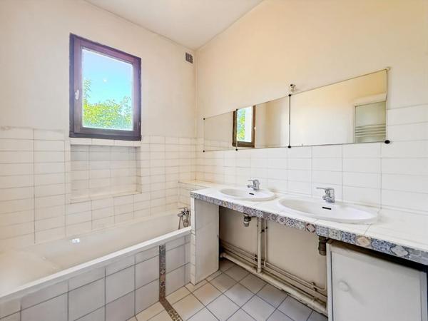 Maison pleine de charme de 231m² avec ses six chambres et son sublime jardin de 350m², à découvrir avec Dylan Jaya !