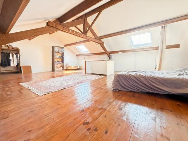 Maison pleine de charme de 231m² avec ses six chambres et son sublime jardin de 350m², à découvrir avec Dylan Jaya !