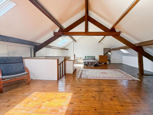 Maison pleine de charme de 231m² avec ses six chambres et son sublime jardin de 350m², à découvrir avec Dylan Jaya !