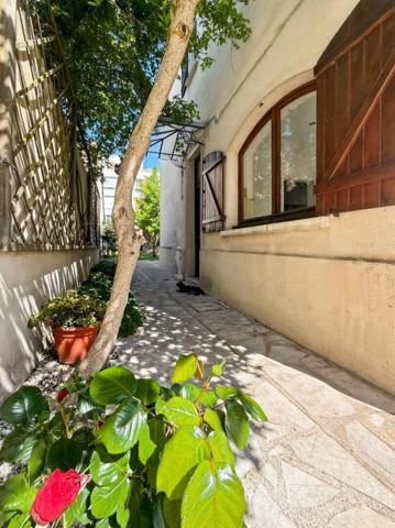 Maison pleine de charme de 231m² avec ses six chambres et son sublime jardin de 350m², à découvrir avec Dylan Jaya !