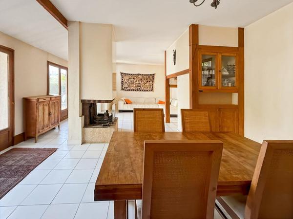 Maison pleine de charme de 231m² avec ses six chambres et son sublime jardin de 350m², à découvrir avec Dylan Jaya !