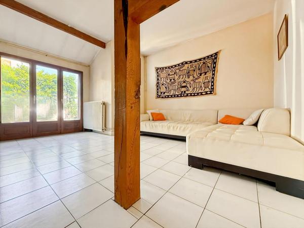 Maison pleine de charme de 231m² avec ses six chambres et son sublime jardin de 350m², à découvrir avec Dylan Jaya !