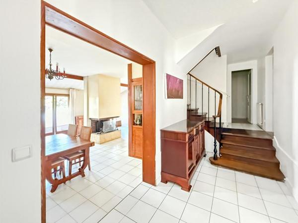 Maison pleine de charme de 231m² avec ses six chambres et son sublime jardin de 350m², à découvrir avec Dylan Jaya !