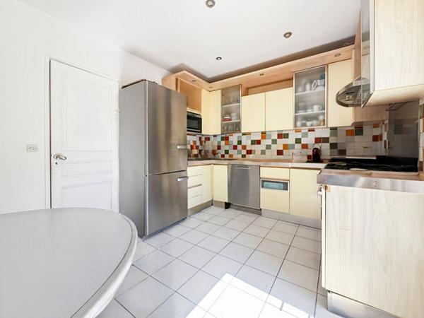 Maison pleine de charme de 231m² avec ses six chambres et son sublime jardin de 350m², à découvrir avec Dylan Jaya !