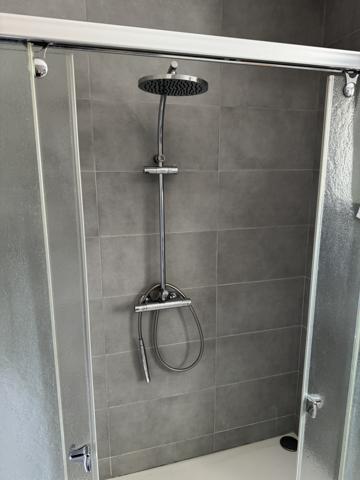 Camaret-sur-Aigues (84850) Exclusivité: Propriété de caractère avec dépendance et grand jardin – Secteur calme proche commodités