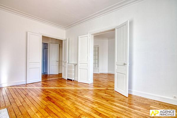 Versailles Notre-Dame les Prés - Appartement 4 pièces 93 .34 m² carrez avec cave et balcon situé au 1er étage d'un superbe immeuble ancien €880 000 ** - Référence 27796