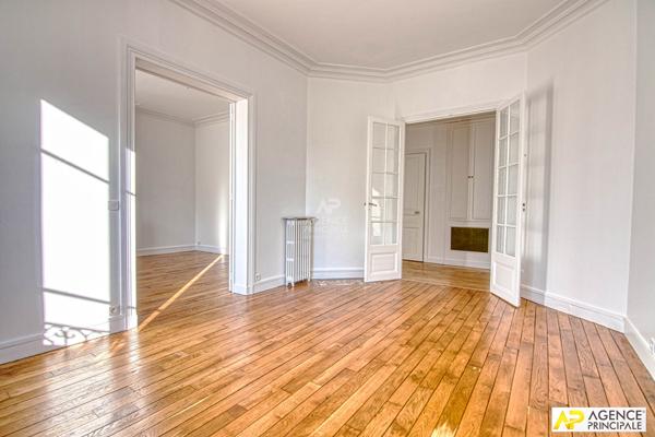 Versailles Notre-Dame les Prés - Appartement 4 pièces 93 .34 m² carrez avec cave et balcon situé au 1er étage d'un superbe immeuble ancien €880 000 ** - Référence 27796