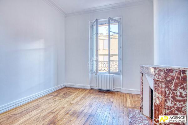 Versailles Notre-Dame les Prés - Appartement 4 pièces 93 .34 m² carrez avec cave et balcon situé au 1er étage d'un superbe immeuble ancien €880 000 ** - Référence 27796
