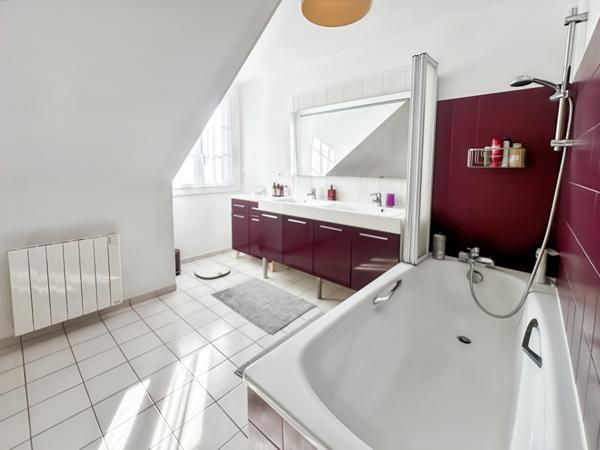 Maison familiale avec un grand garage Verrières-le-Buisson, DPE D, 4 chambres, PARFAIT ÉTAT, proche écoles. 