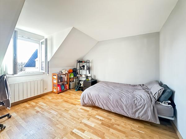 Maison familiale avec un grand garage Verrières-le-Buisson, DPE D, 4 chambres, PARFAIT ÉTAT, proche écoles. 