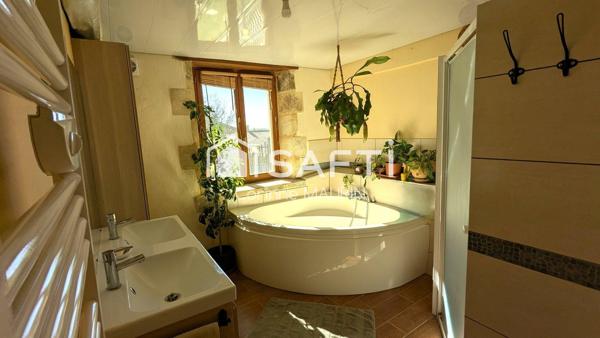 Entre Jonzac et Barbezieux, ancienne grange réhabilitée en habitation familiale + longère à finir de restaurer