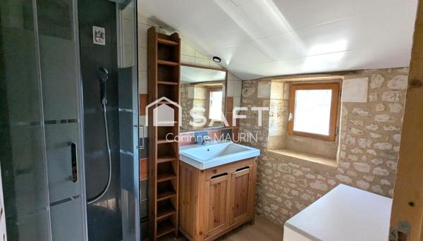 Entre Jonzac et Barbezieux, ancienne grange réhabilitée en habitation familiale + longère à finir de restaurer