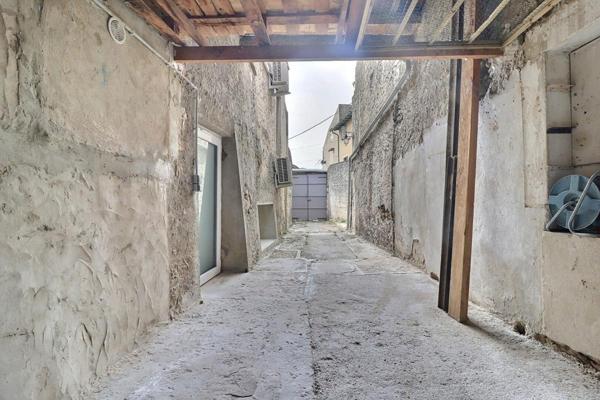 Immeuble rénové avec extérieur, cave et stationnement ? Valréas (84600)