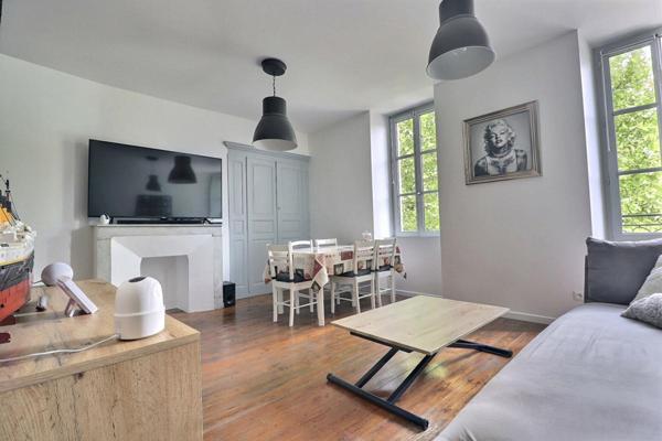 Immeuble rénové avec extérieur, cave et stationnement ? Valréas (84600)