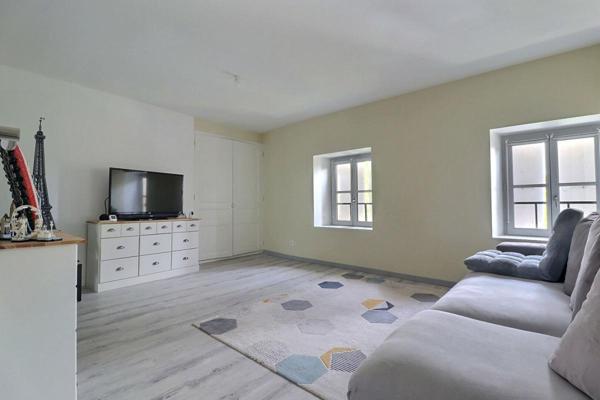 Immeuble rénové avec extérieur, cave et stationnement ? Valréas (84600)