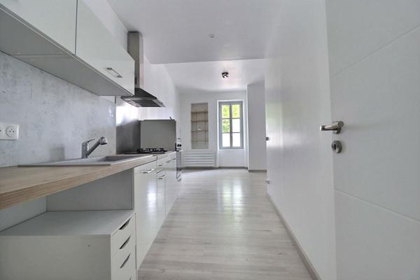 Immeuble rénové avec extérieur, cave et stationnement ? Valréas (84600)