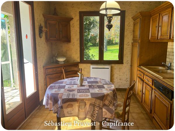 Maison à vendre 4 pièces NONTRON (24), Semi plain-pied, beau terrain clos 1845m2, sous-sol complet, secteur résidentiel.