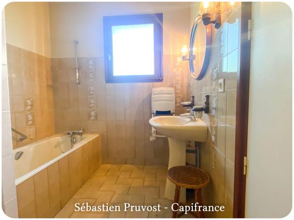 Maison à vendre 4 pièces NONTRON (24), Semi plain-pied, beau terrain clos 1845m2, sous-sol complet, secteur résidentiel.