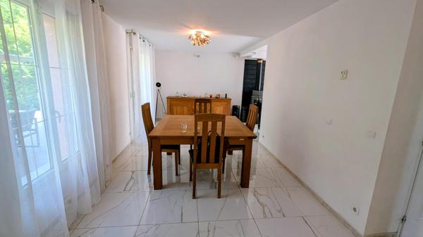 A Clichy-Sous-Bois (77500) Maison de 140 m²,  6 pièces  4 chambres  Terrain 400 m²