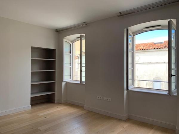 Location à l'année › Studio spacieux – Centre ville de La Rochelle – Proche du Vieux Port