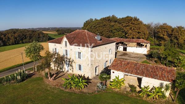 Propriété de charme en pierres apparentes de 273 m² avec dépendances et vue dominante