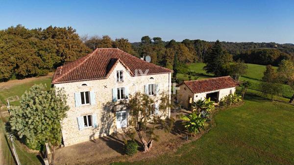 Propriété de charme en pierres apparentes de 273 m² avec dépendances et vue dominante