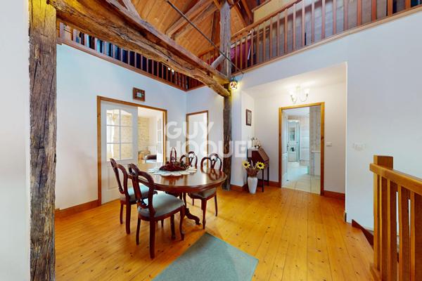 Propriété de charme en pierres apparentes de 273 m² avec dépendances et vue dominante