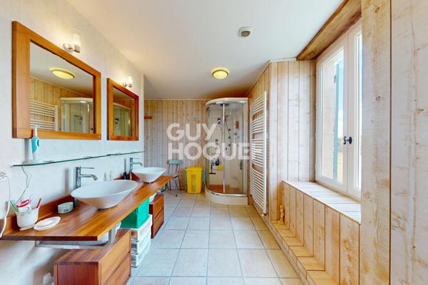 Propriété de charme en pierres apparentes de 273 m² avec dépendances et vue dominante